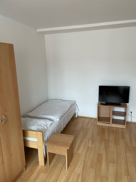 Ubytování Studénka – vybavený pokoj s postelí a TV