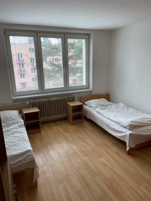 Ubytovna Studénka – kuchyňka a vstup do pokoje